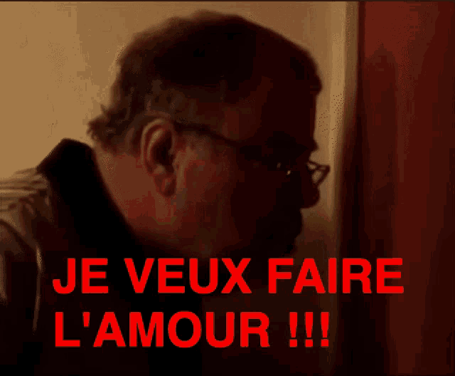 a man leaning against a wall with the words je veux faire l' amour !!!