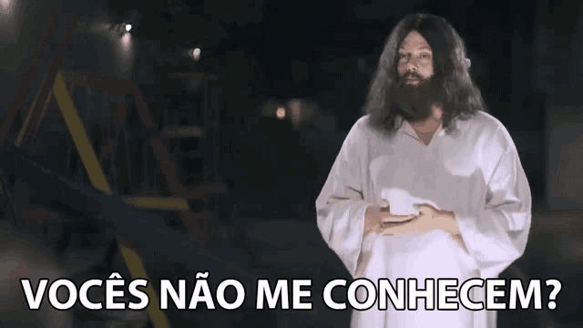 a man with long hair and a beard stands in front of a playground and says vocês não me conhecem