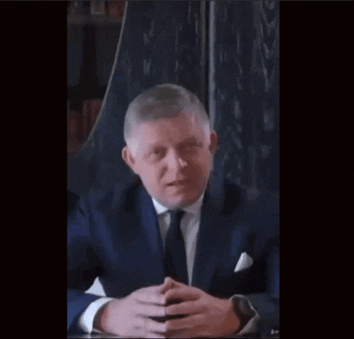 a man in a suit and tie says " experto credo roberto " in a video