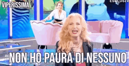 a woman on a stage with the words " non ho paura di nessuno "