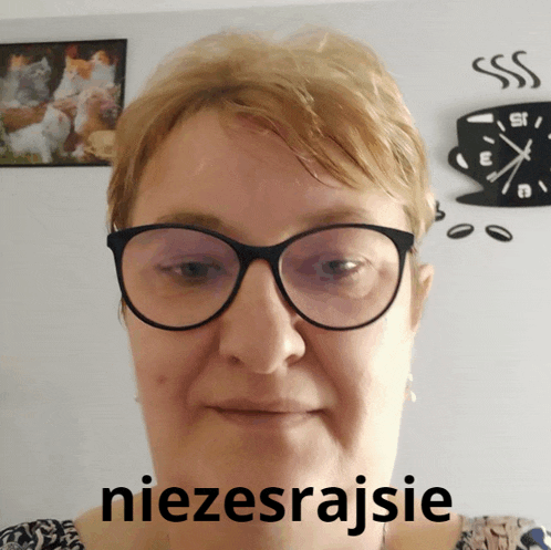 a woman wearing glasses has the word niezesrajsie above her face