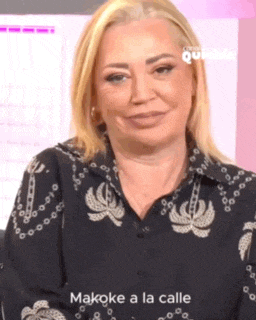 a woman with blonde hair is wearing a black shirt that says " makoke a la calle " on it