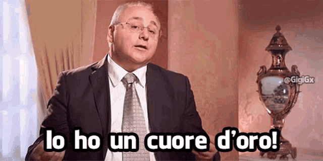 a man in a suit and tie says lo ho un cuore d ' oro