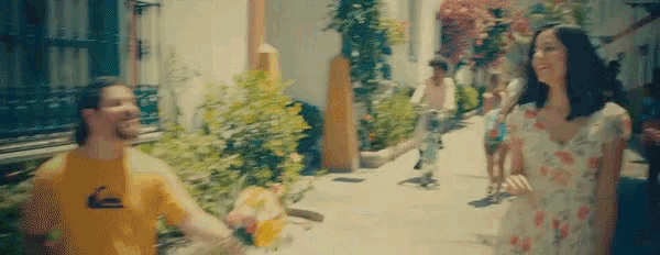Dar Flores Give Flowers GIF - Dar Flores Give Flowers Rechazado GIFs