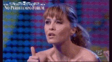 a woman is giving a thumbs up in front of a no perditempo forum sign