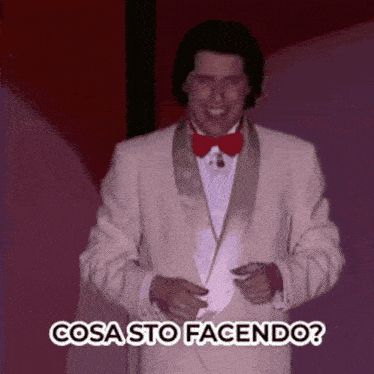 a man in a tuxedo with the words cosa sto facendo written below him