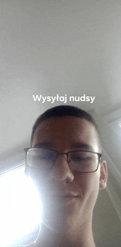 a young man wearing glasses is taking a selfie with the words wysyłaj nudsy written above him