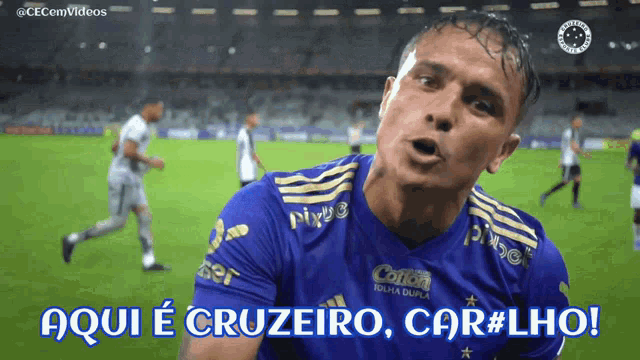 a soccer player in a blue jersey with the words aqui e cruzeiro carlho
