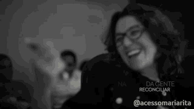 a black and white photo of a woman with glasses and the caption @acessomaniarita