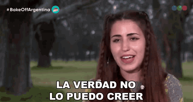 a woman says la verdad no lo puedo creer in front of trees