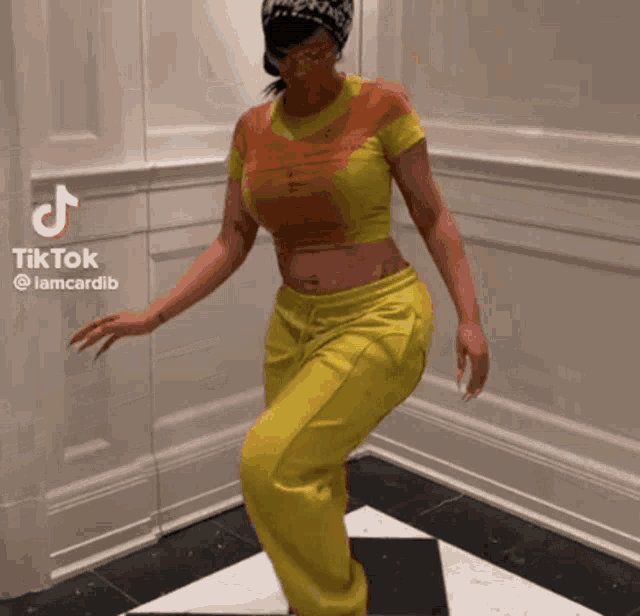 2uhlive Cardi Dance GIF - 2uhlive Cardi Dance Shake It GIFs