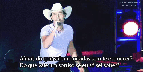 a man in a cowboy hat is singing into a microphone with the words afinal do que valem noitadas sem te esquecer