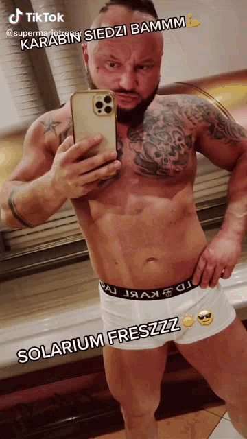 a shirtless man taking a picture of himself with a caption that says " solarium freszzz "