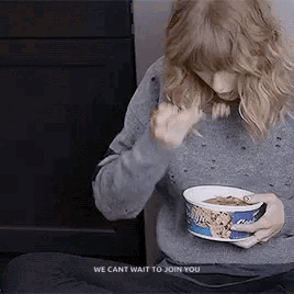 Taylor Swift Eating GIF - Taylor Swift Eating Hungry GIFs