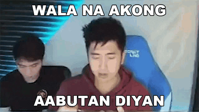 a man sitting in a chair with the words wala na akong aabutan diyan written below him