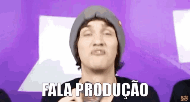 a man wearing a gray beanie is making a funny face and the words fala producao are written above him