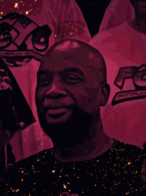 a man wearing a black shirt with the letter r on it