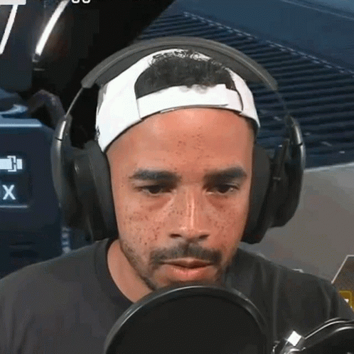 Focused Raynday Gaming GIF - Focused Raynday Gaming Concentrate GIFs