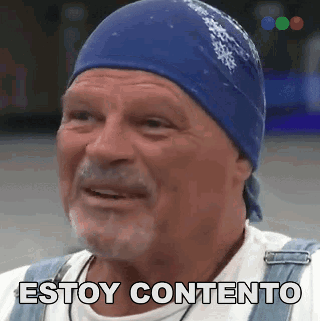 a man wearing a bandana and overalls says " estoy contento "