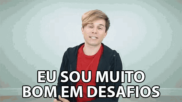 a man in a red shirt and black jacket says " eu sou muito bom em desafios "