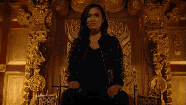 Sitting On The Throne Violet GIF - Sitting On The Throne Violet Blood And Treasure GIFs