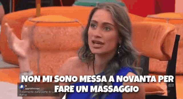 a woman in a blue dress says non mi sono messa a novata per fare un massaggio