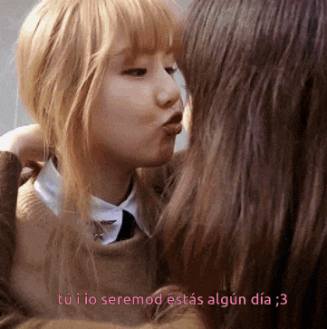 two girls are kissing with the words " tú i o seremod " in the corner