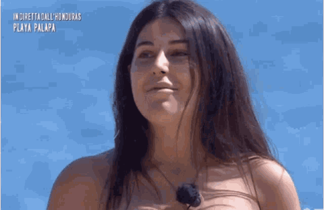 a woman without a shirt is laughing with the words in diretta dall honduras playa palapa written above her