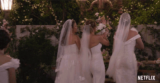 Throwing Bouquets Fuller House GIF - Throwing Bouquets Fuller House Wedding Throwing Bouquets GIFs