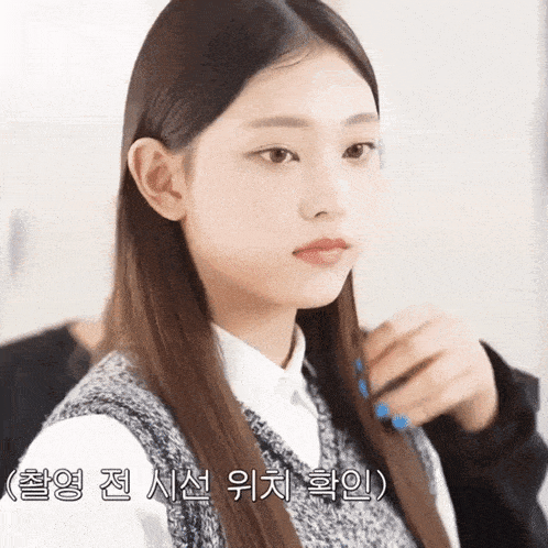 a girl with long hair is being brushed by a person with korean writing