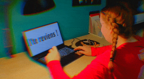 a girl is typing on a laptop which says " je reviens "