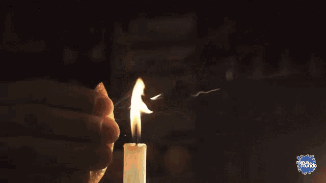 a person is lighting a candle with a lighter and the word mundo is on the bottom of the image