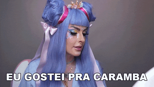 a woman with purple hair is wearing a tiara and the words eu gostei pra caramba above her