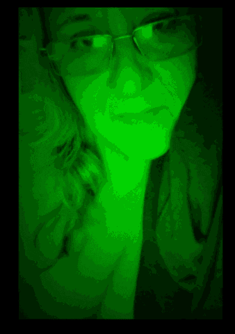 a picture of a woman with glasses and the words bienvenidos