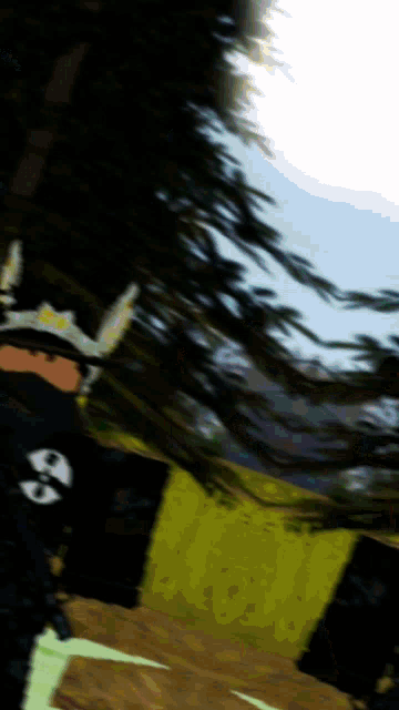 a blurry picture of a person with a crown on their head and the number 8 on their shirt