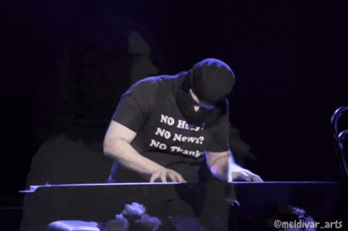 a man wearing a shirt that says no news no thanks on it