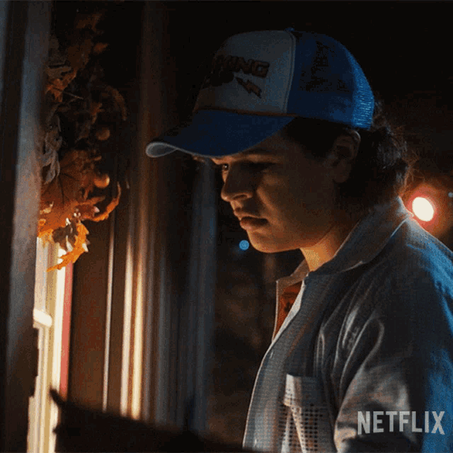 Ringing The Doorbell Dustin Henderson GIF - Ringing The Doorbell Dustin Henderson Gaten Matarazzo GIFs