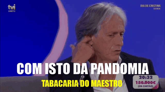 a man covering his ear with his hand and the words " com isto da pandemia " above him