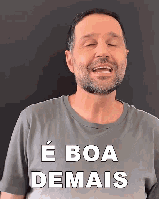 a man with a beard is wearing a shirt that says " e boa demais "