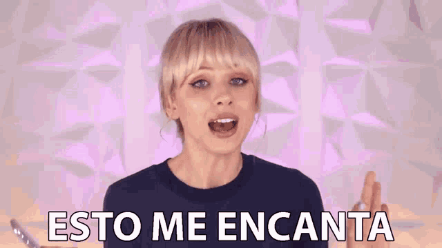 a woman says " esto me encanta " in front of a purple wall