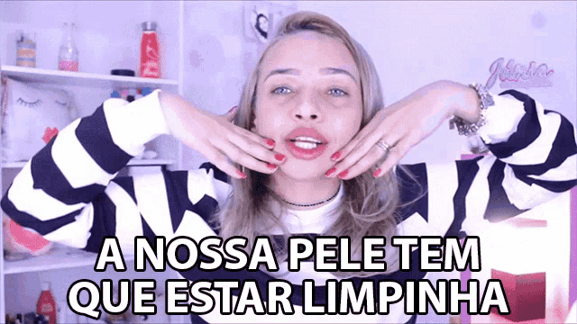 a woman making a face with the words a nossa pele tem que estar limpinha on the bottom