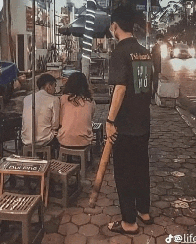 a man wearing a black shirt that says " trihanh "