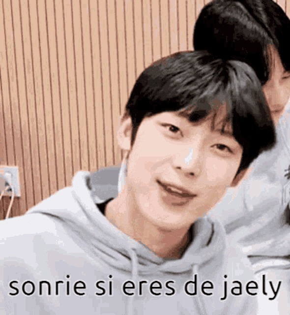 a close up of a person 's face with the words sonrie si eres de jaely written below it .