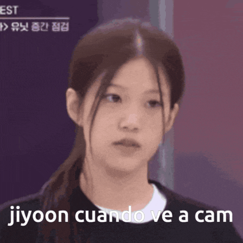 jiyoon cuando ve a cam is written next to a girl