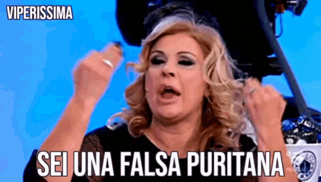 a woman is making a funny face with the words sei una falsa puritana above her