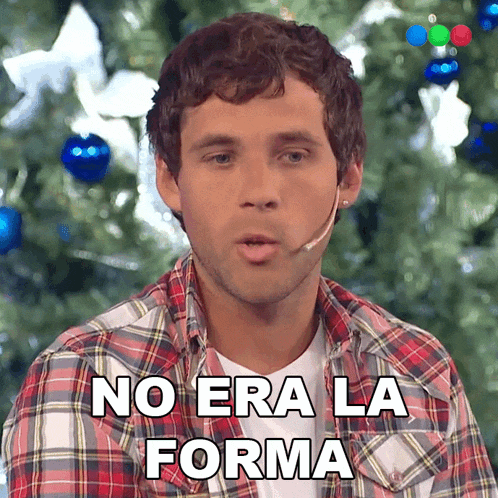 a man wearing a plaid shirt says " no era la forma "