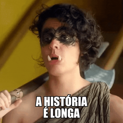 a man with a mask on his face and the words a historia e longa