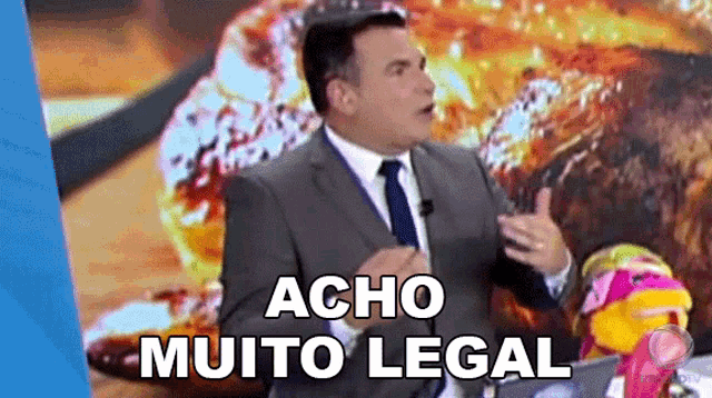 a man in a suit and tie says acho muito legal in front of a pizza