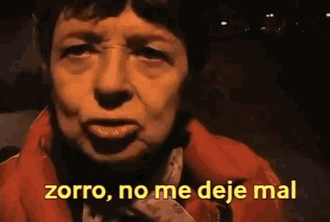 a woman in a red jacket is saying zorro no me deje mal in spanish