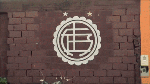 a sign on the side of a building that says siempre con vos